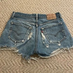 Overdistressed Levi Short Shorts